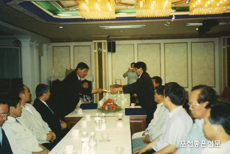 2004년 6월 8일, 당시 소흘농협 고훈태 조합장과 관인농협 이수기 조합장이 임직원 등 40여 명이 참석한 가운데 처음으로 자매결연을 체결했다. 