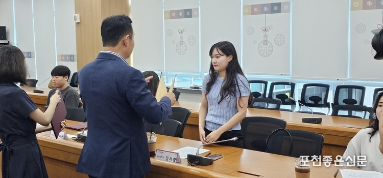 백영현 포천시장이 하반기 서포터들에게 위촉장을 전달하고 있다.