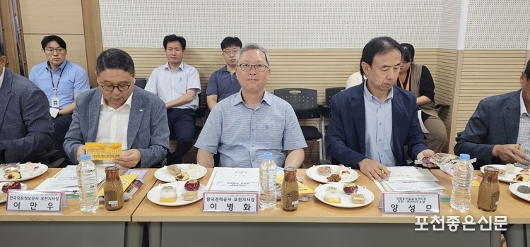 이만우 한국국토정보공사 포천지사장(왼쪽), 이병화 한국전력공사 포천지사장(가운데), 양성모 농산물 품질관리원 포천사무소장(오른쪽).