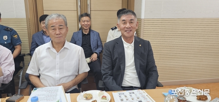 정종근 포천시 체육회 회장(왼쪽).