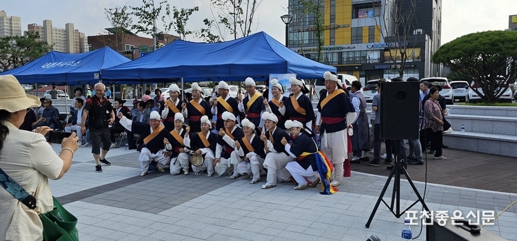 포천국악협회 만월 사물놀이 패의 앉은반 공연.