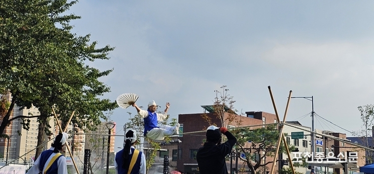 이의태 줄꾼의 줄타기 공연.