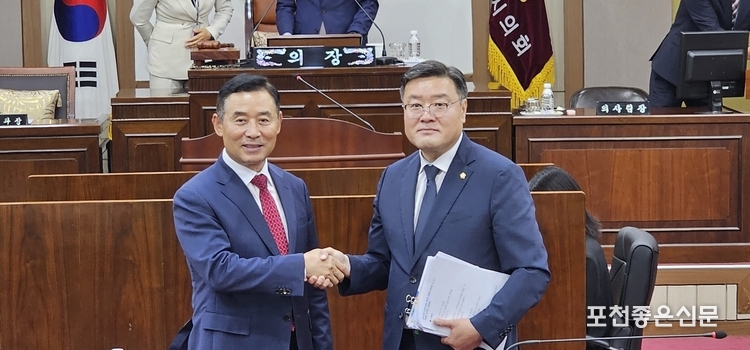 일문일답 형식의 시정질문을 마치고 백 시장과 연 의원이 악수하고 있다. 