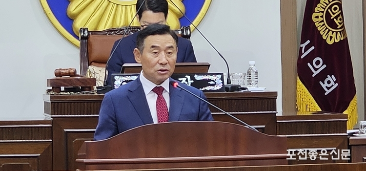 백영현 시장이 시정 질문에 답변하고 있다.