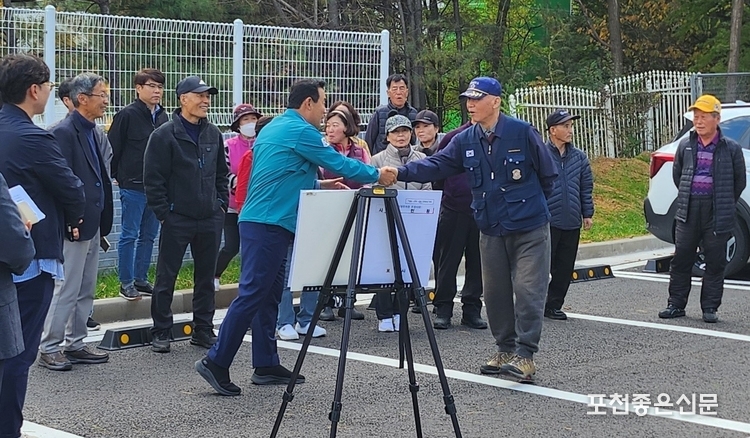백영현 시장이 '솔모루 공영주차장' 현장 방문에 참석한 주민과 반갑게 인사하고 있다.