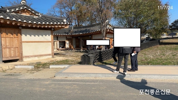 인도에 휠체어는 올라갈 수 없는 턱이 있다. 이동 약자에 대한 배려가 전혀 없다.