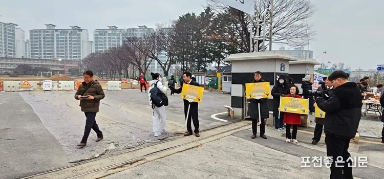 사진은 지난해 수능일 아침에 포천고등학교 시험장 앞에서 수험생을 격려하는 장면이다.