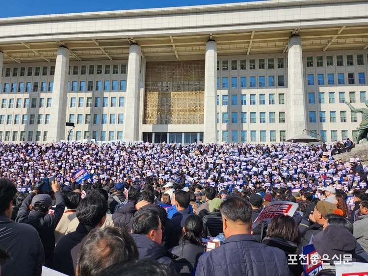 7일 여의도 국회의사당 앞에 모여든 시민들이 윤석열 대통령의 탄핵을 주장하며 시위를 하고 있다.