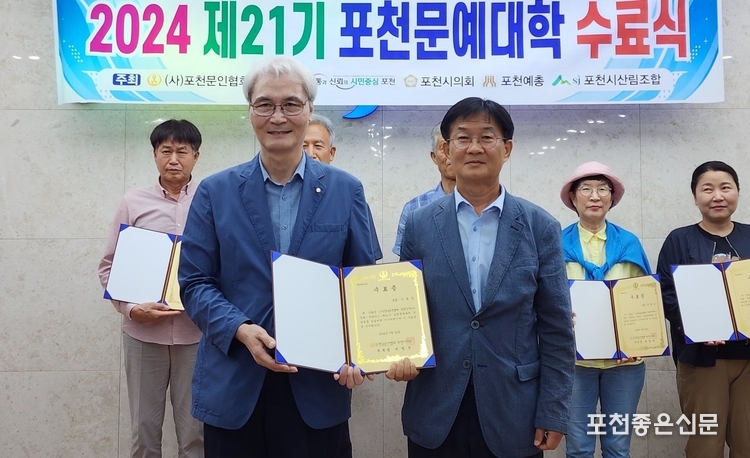서영석 회장이 회원들에게 수료증을 주고 있다.