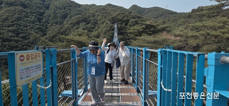 어머~ 무서워. 흔들리는 소금산 출렁다리는 스릴을 맛보게 했다.
