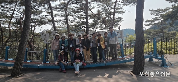 원주 소금산 출렁다리 앞에서 포즈를 취했다. 