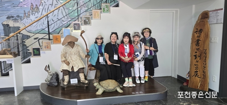김삿갓 문학관에서 방랑 시인과 한 컷 촬영하고.