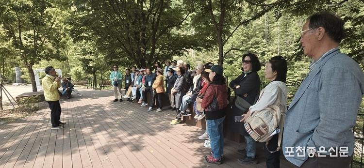 문협 회원들이 김삿갓 문학관에 입장하기 전 해설사의 설명을 진지하게 경청하고 있다. 