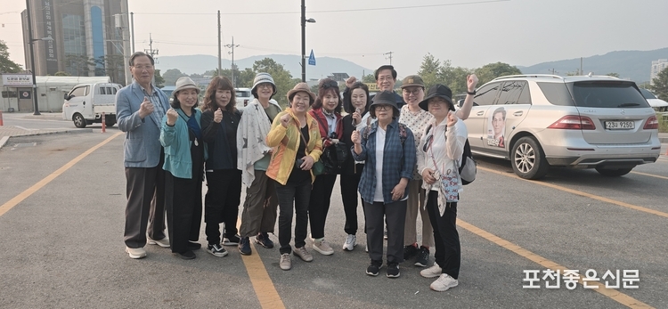 소흘에서 탑승한 문인 회원들 '파이팅' 한 컷.
