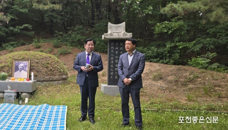 이중효 포천문화관광재단 대표와 (주)GS포천그린에너지 백윤현 대표. 백 대표는 매년 '이해조 문학상' 후원을 맡겠다고 했다.
