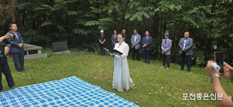 이천희 수석부회장이 추모시를 낭독하고 있다. 