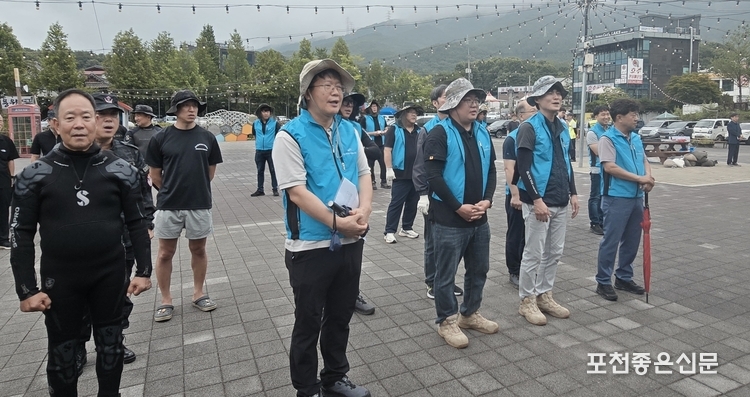 한국농어촌공사 연천·포천·가평 지사 직원 20여 명도 참석해 고모호수 정화 사업을 했다. 