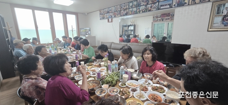 양선근 이장이 쏘는 길명1리 '묵밥 데이' 행사에는 길명 2, 3리 이장님과 새마을 지도자가 함께해 길명리 전체 마을 잔치가 됐다. 