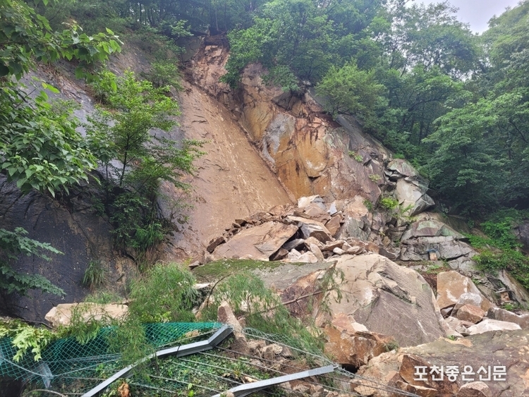 이동면 여우고개 부근 산사태 현장 모습.