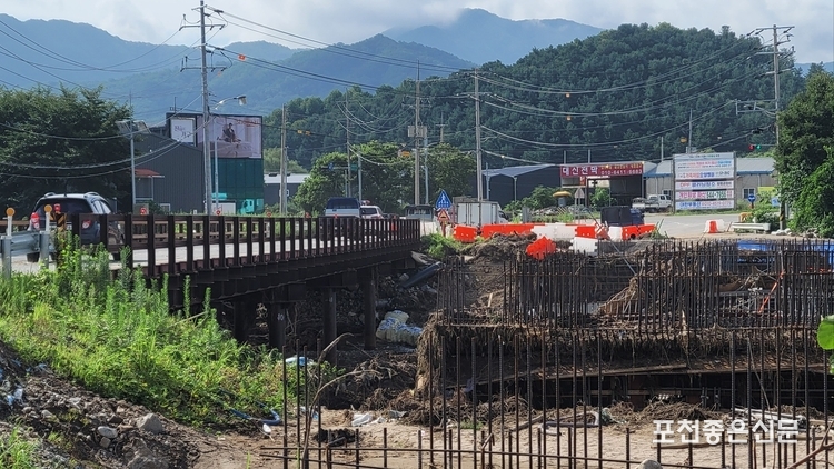 교량 재가설 공사 현장. 당시 폭우로 물 흐름을 방해한 구조물로 인해 범람해 H 업체는 침수 피해를 입은 것으로 추정된다. 