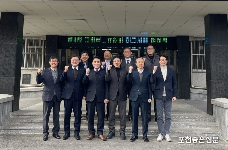 2023년 12월 18일, 옛 6군단 부지를 기부대양여 방식으로 하는 상생협의체 협의 결정을 마치고 옛 6군단 사무실 앞에서 기념촬영을 했다. 앞줄 왼쪽부터 박헌국 자치행정국장, 연제창 부의장, 백영현 시장, 국방부 책임자인 천승현 국방군사시설 기획관, 이현호 부시장, 임종훈 의원이 참석했다.