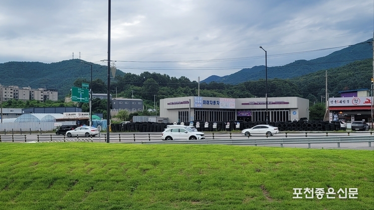 내촌중학교 방향에서 47번 국도 너머에 위치한 내촌 도시개발 사업 지구가 보인다. 