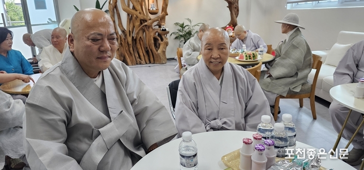 천궁사 진영산 스님(왼쪽)과 정혜요양원 이사장 도현 스님(오른쪽).