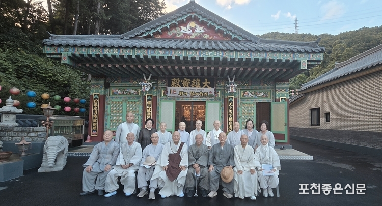 대한불교 자비승가연합회 회원들이 8월 월례회 개최 후 기념 사진을 촬영했다. 