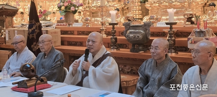 사진에서 마이크를 잡고 있는 분이 회장인 천궁사 진영산 주지 스님이다.