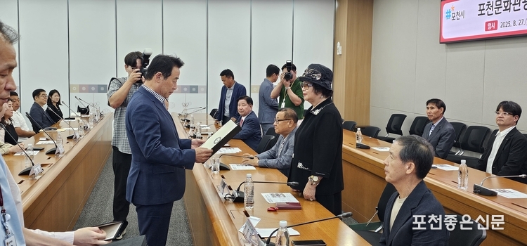 신임 박혜자 이사가 백영현 이사장으로부터 임명장을 받고 있다.