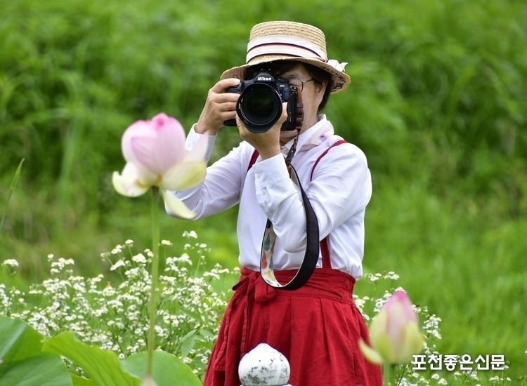 글 쓰는 사진작가 유예숙 씨가 오는 9일부터 포천 신청사에서 개인 사진전을 연다. 