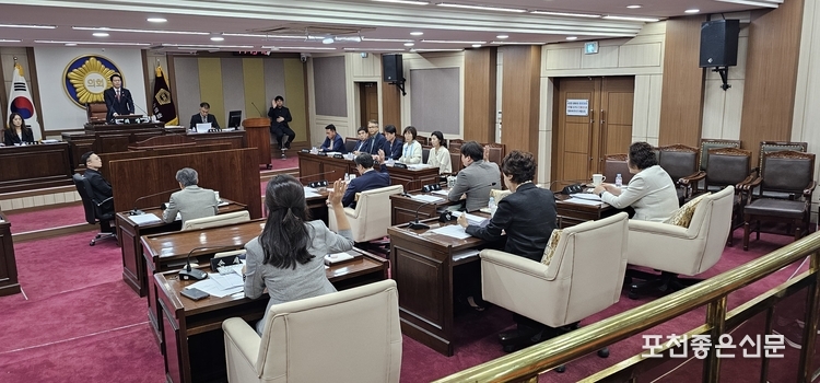 민주당 소속 3명의 시의원이 과태료 부과 요구안에 찬성의 의사를 표하고 있다.