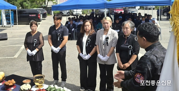 유족 대표 가족들이 분향을 하고 있다. 