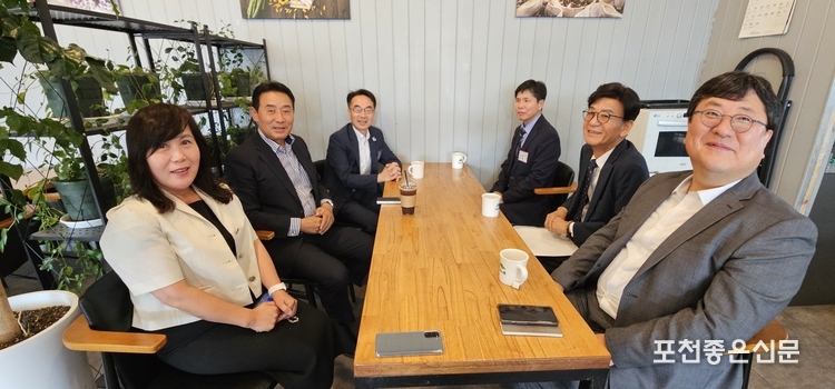 주요내빈들이 행사가 시작하기 전 차담회를 하고 있다.