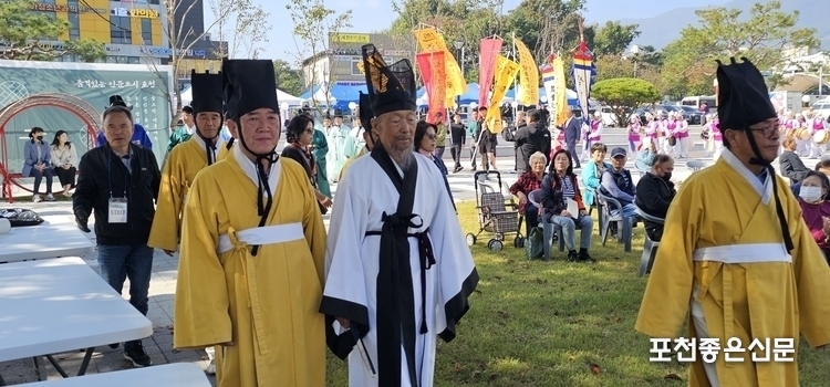 지난해 옛 선비 복장을 입고 면암문화제에 참석한 출연진들이 면암 선생의 호국의 넋을 기리며 행진하고 있다. 