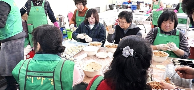 내촌면 남·여 새마을회, ‘사랑의 떡이랑 만두랑 나눔 행사’ 실시